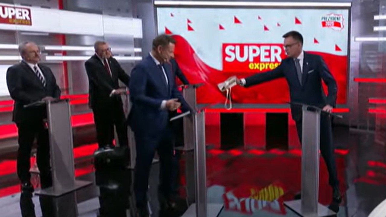 Szymon Hołownia miał zadać pytanie Rafałowi Trzaskowskiemu. Nagle wyjął prezent