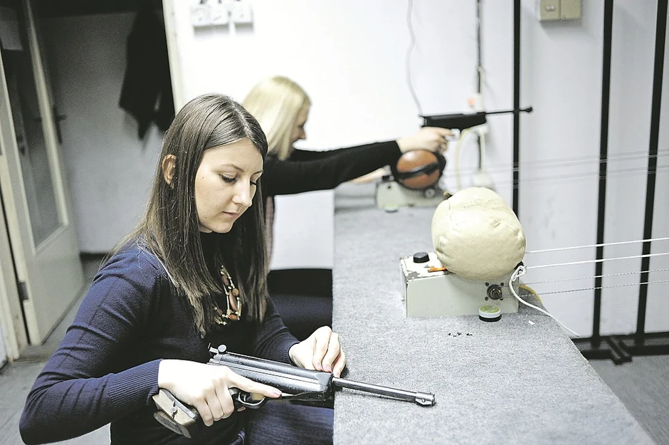 Puca se iz vazdušne puške ili pištolja