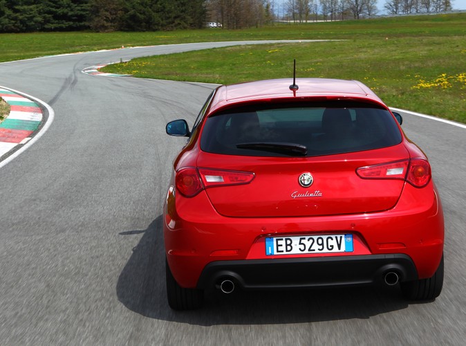 Alfa Romeo Giulietta 1750 TBI/235 KM w wersji Quadrifoglio Verde, czyli Monica Bellucci na torze