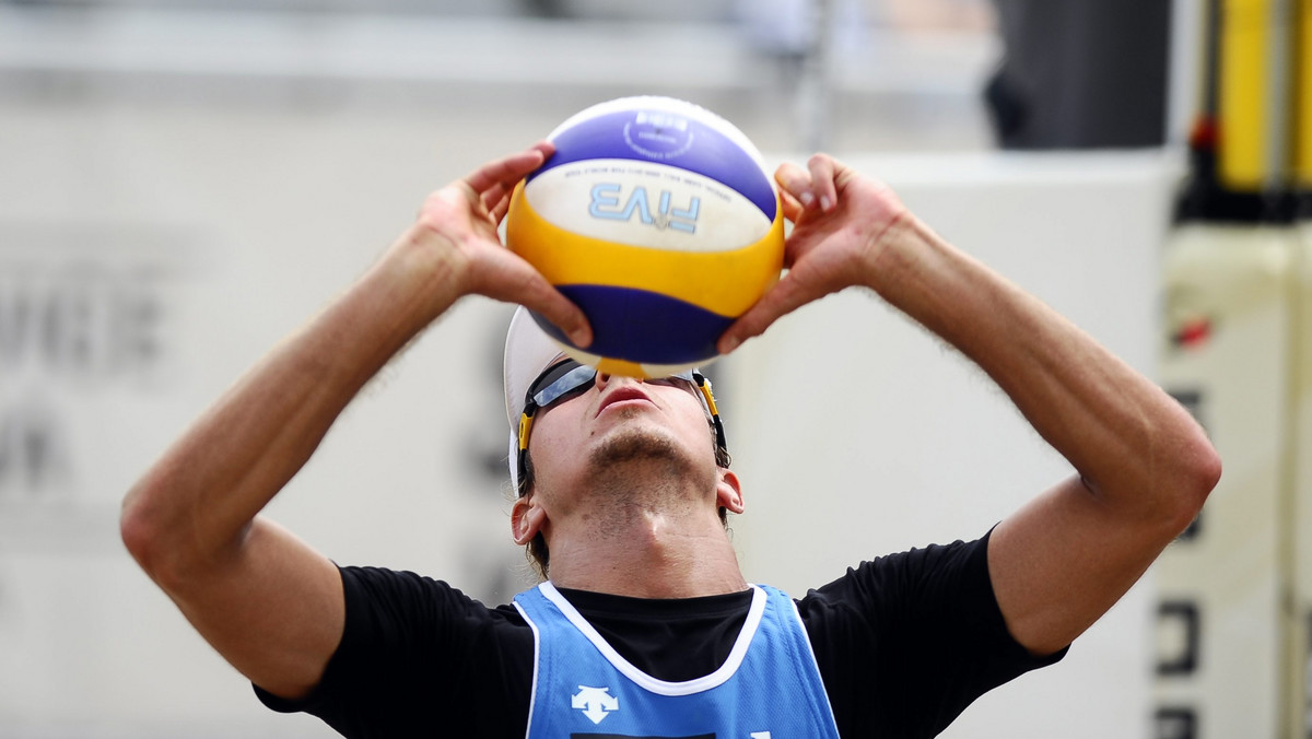 Grzegorz Fijałek (Delic-Pol Norwid Częstochowa) i Mariusz Prudel (TS Volley Rybnik), dzięki pokonaniu 2:0 (21:11, 21:14) Holendrów Emiela Boersmy i Daana Spijkersa, awansowali do 1/8 finału turnieju World Tour Grand Slam siatkarzy plażowych w Klagenfurcie.