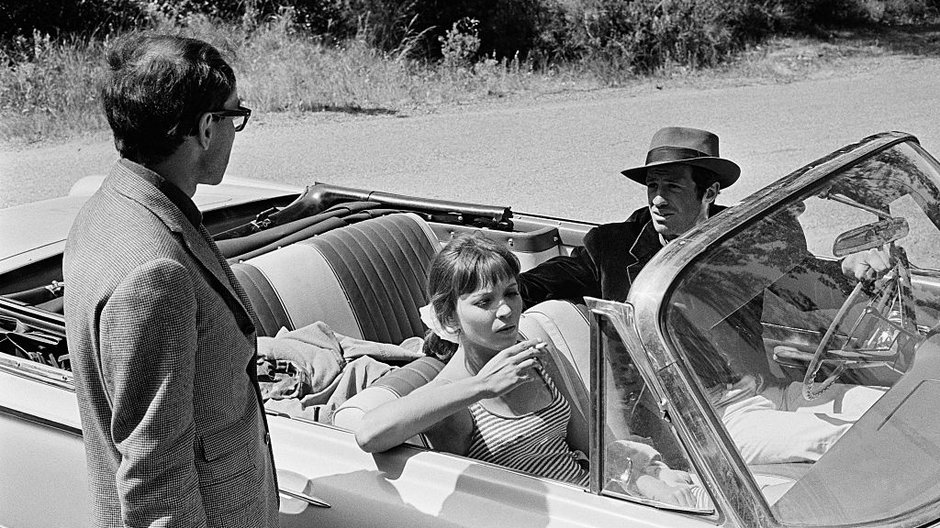 Reżyser Jean-Luc Godard oraz aktorzy: Anna Karina i Jean-Paul Belmondo na planie filmu "Szalony Piotruś", 1965 r. 