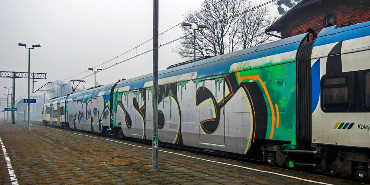 Brudne pociągi Kolei Śląskich i pomalowane przez graficiarzy.