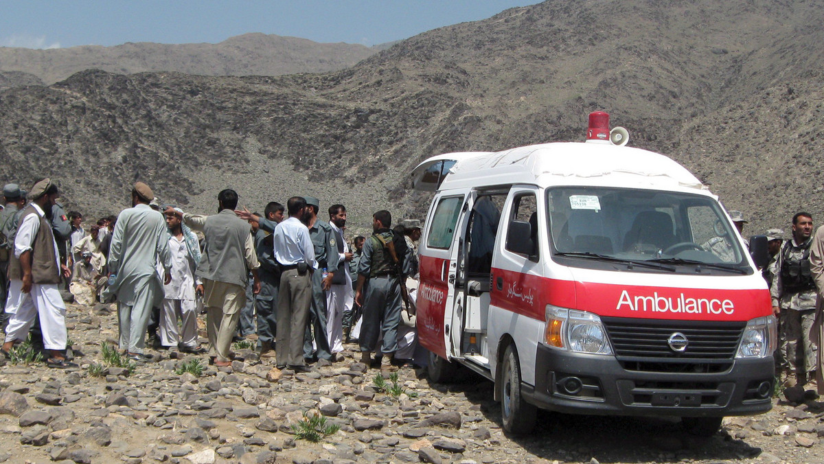 Dziesięciu cywilów zginęło, a czterech zostało rannych w wybuchu miny domowej roboty, która eksplodowała w chwili przejazdu samochodu na południowym zachodzie Afganistanu - poinformowała policja. Wśród zabitych są dzieci.