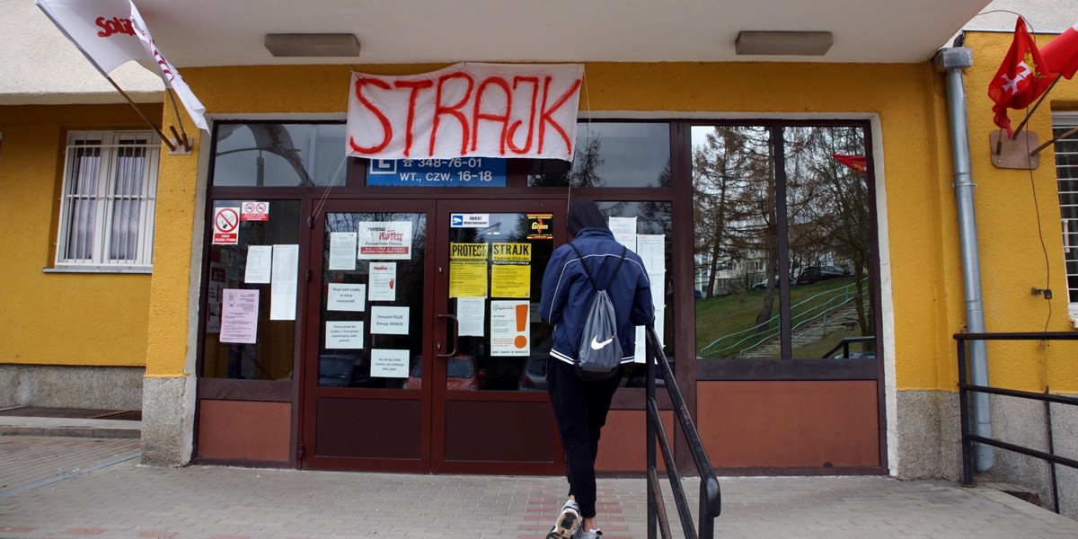 Czy rząd planuje wziąć strajkujących nauczycieli głodem?! 