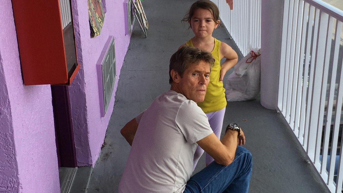 Brooklynn Prince i Willem Dafoe , kadr z filmu