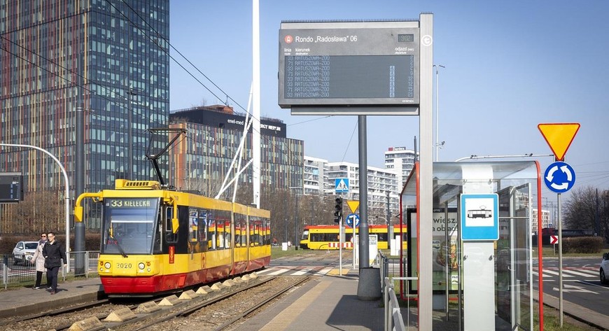 Na przystankach tramwajowych w różnych częściach stolicy stanęło 101 kolejnych tablic.