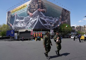 Antiamerički bilbord na kojem su prikazani američki avioni koji se upuštaju u ribarsku mrežu iranskih oružanih snaga, sa natpisima na farsiju: „Ormuski moreuz će ostati zatvoren, ceo Persijski zaliv je naše lovište“, naTrgu Islamske revolucije u centru Teherana