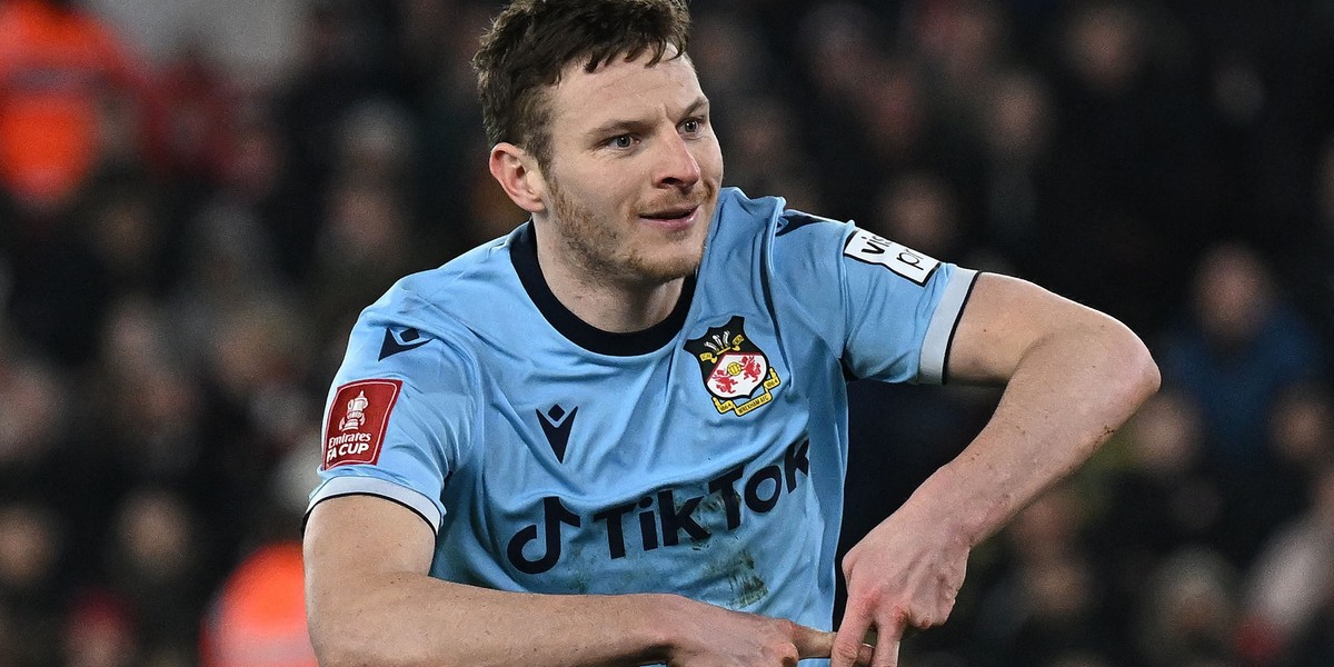 Paul Mullin strzelił niezwykłego gola dla Wrexham. 