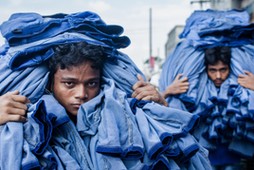 Bangladesz. Chłopcy niosą gotowe ubrania.jpg