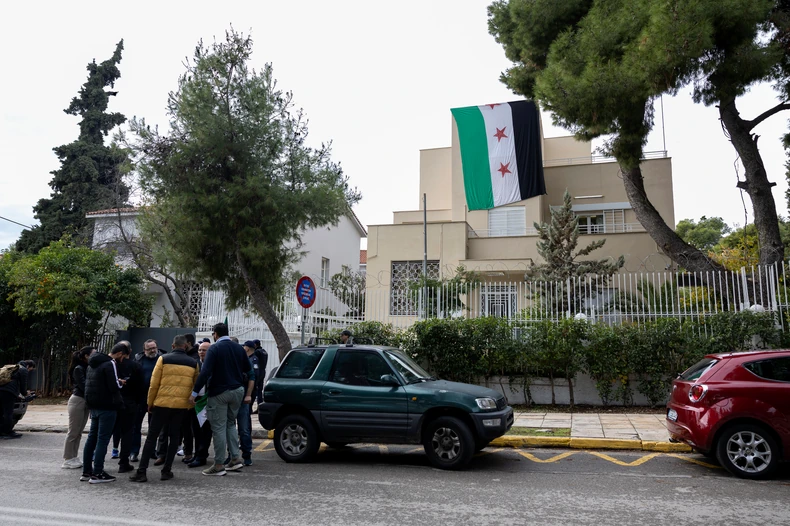 Zastava sirijskih pobunjenika na Ambasadi Sirije u Atini 8. decembra
