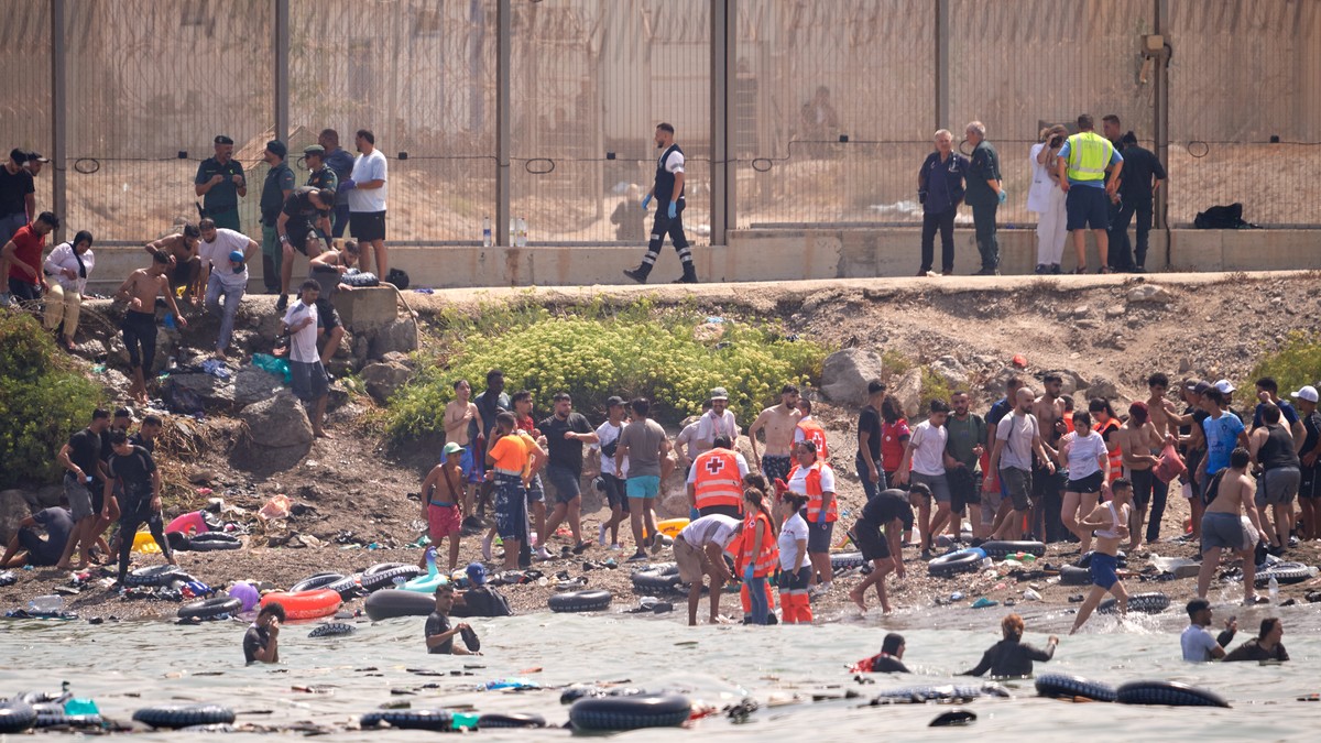 Migranti pokušavaju da pređu iz Maroka u špansku enklavu Seutu, Španija digla vojsku