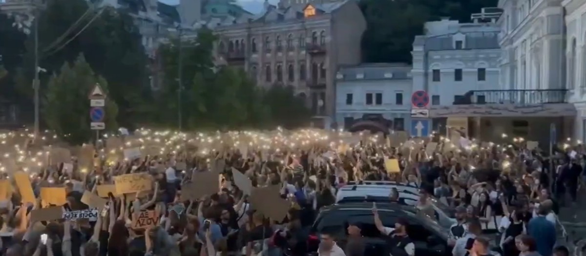 Protestujący wypełnili ulice kijowa