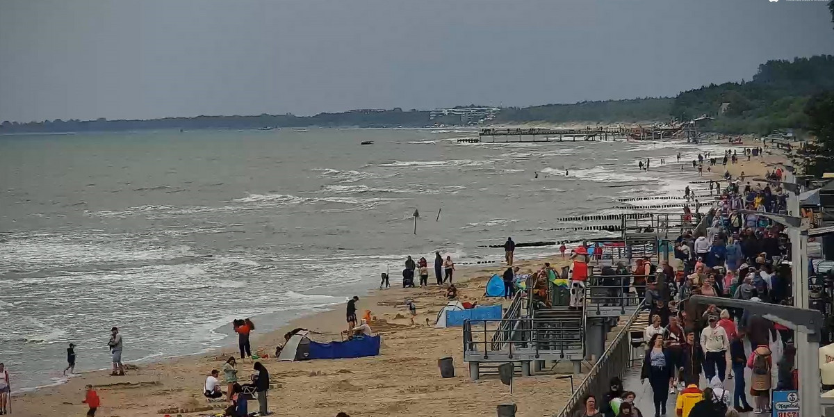 Nagrania z plaży w Sarbinowie nie pozostawiają złudzeń — niektórzy urlopowicze nawet w deszczu i przy silnym wietrze nie potrafią rozstać się z parawanami.