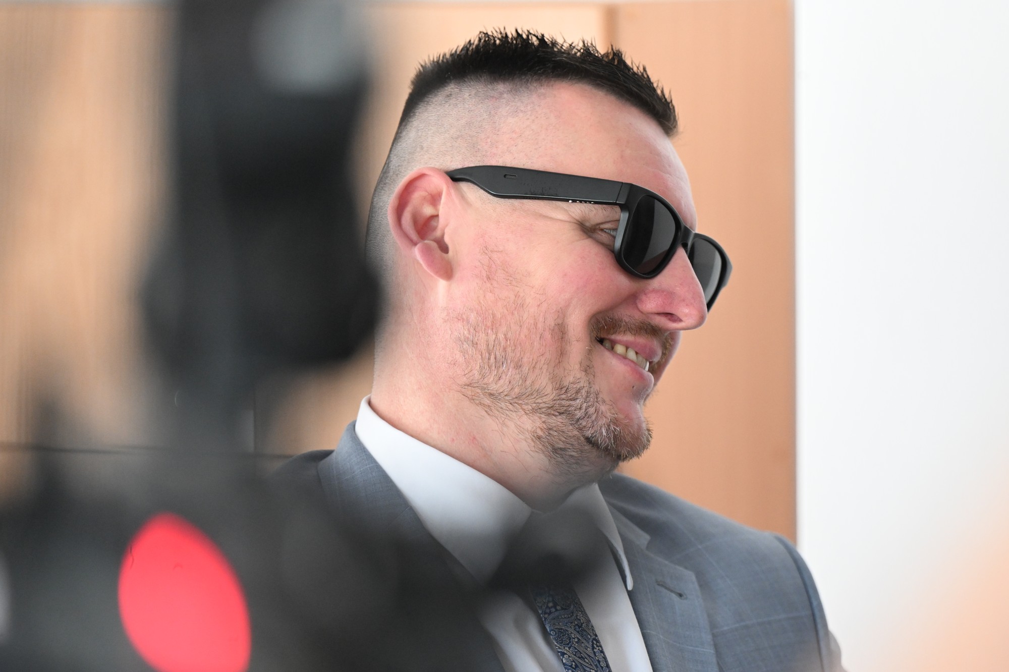 Na snímke Daniel Bombic, obvinený z extrémistickej trestnej činnosti, prichádza na Najvyšší súd SR v Bratislave v utorok 29. apríla 2025.