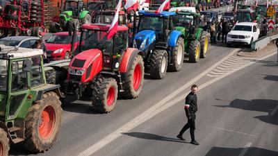 Rolnicy blokują drogę w miejscowości Zakręt niedaleko Warszawy, 20 marca 2024 r.