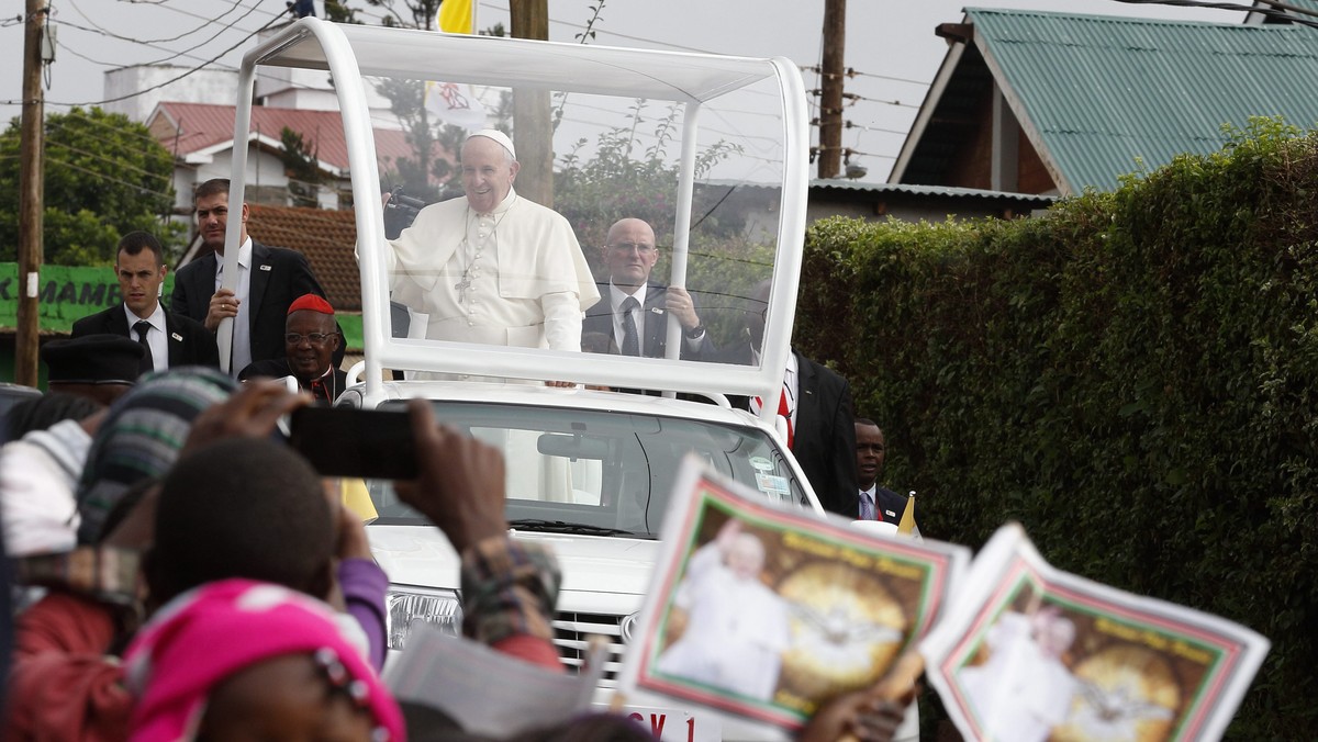 W trzecim i ostatnim dniu wizyty w Kenii papież Franciszek odwiedził rano dzielnicę biedoty w Nairobi, w której mieszka ponad 100 tysięcy osób. Mówił tam, że "nie można lekceważyć straszliwej niesprawiedliwości miejskiej marginalizacji".