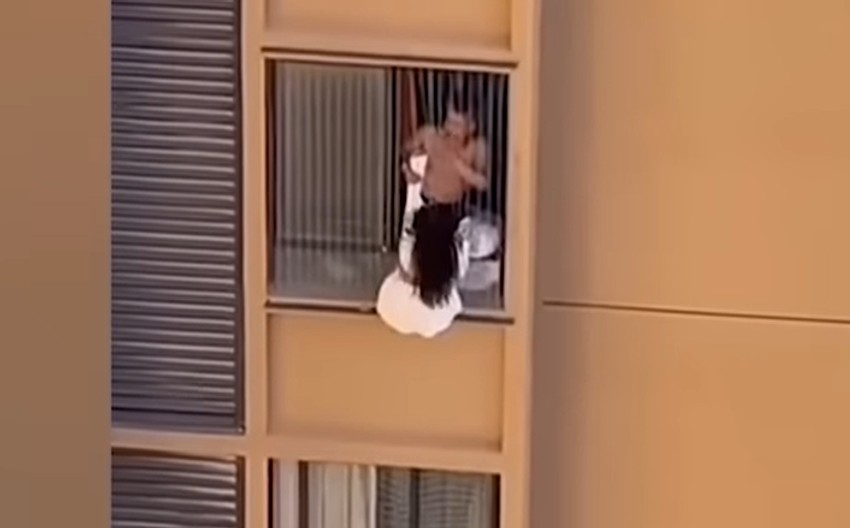 Ljubavnica visi sa zgrade