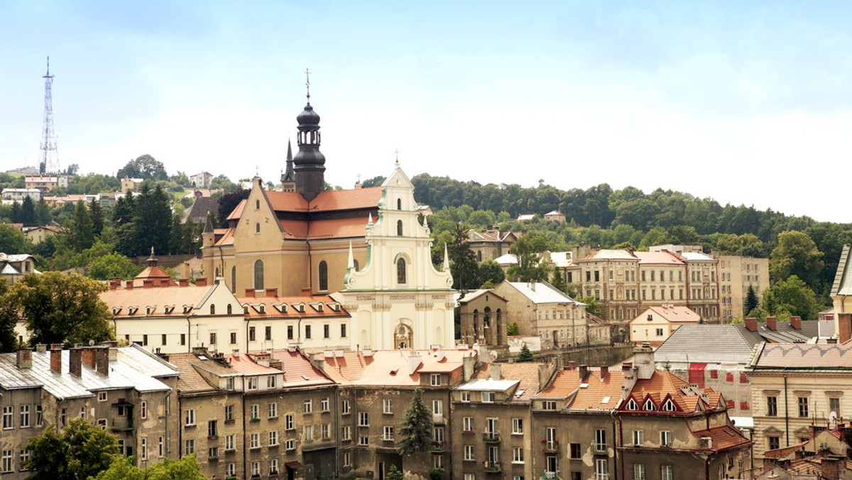 W Przemyślu przebudowane zostanie targowisko Zielony Rynek. W ramach inwestycji, która będzie kosztować w sumie niemal 3,5 mln zł zostanie wybudowana m.in. instalacja wodociągowa, powstaną zadaszenia straganów, a cały plac zostanie odwodniony.