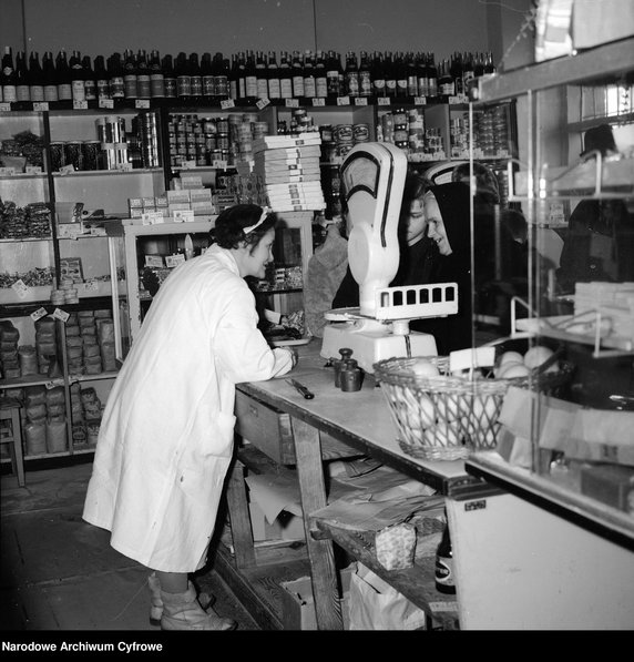 Ekspedientka obsługująca klientów w sklepie spożywczym (1969 rok) - Narodowe Archiwum Cyfrowe