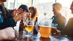 prawda o alkoholu w polsce. większość polaków pije alkohol, a reklamy bagatelizują skutki