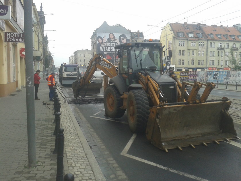 Koparka na ul. Piłsudskiego we Wrocławiu