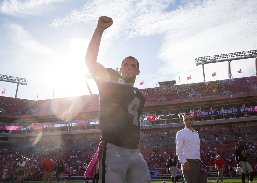 Derek Carr podpisał kontrakt życia