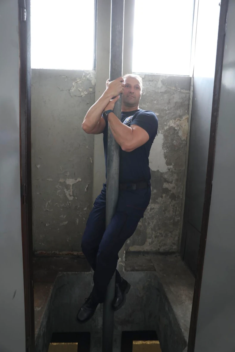 Niz šipku se brzo spuštaju do kamiona