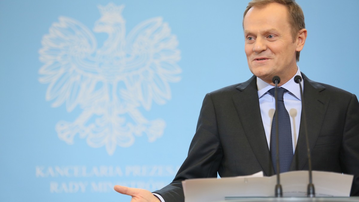 Donald Tusk przeprosił Agnieszkę Holland za ostatnią wypowiedź Stefana Niesiołowskiego. - Chciałbym przeprosić Agnieszkę Holland za ten typ sformułowania - powiedział Donald Tusk. Reżyserka odniosła się dziś do przeprosin premiera, a całą sprawę skomentował także Stefan Niesiołowski.