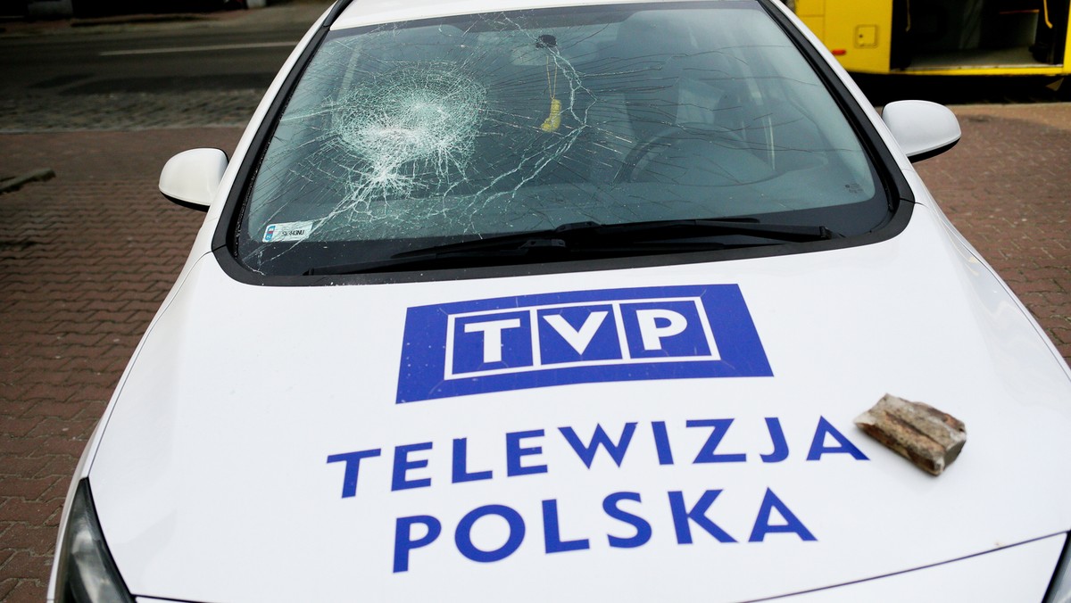 Samochód TVP Katowice potraktowany kamieniami w centrum miasta