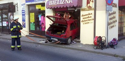 Kierowca dostał zawału i wjechał do sklepu