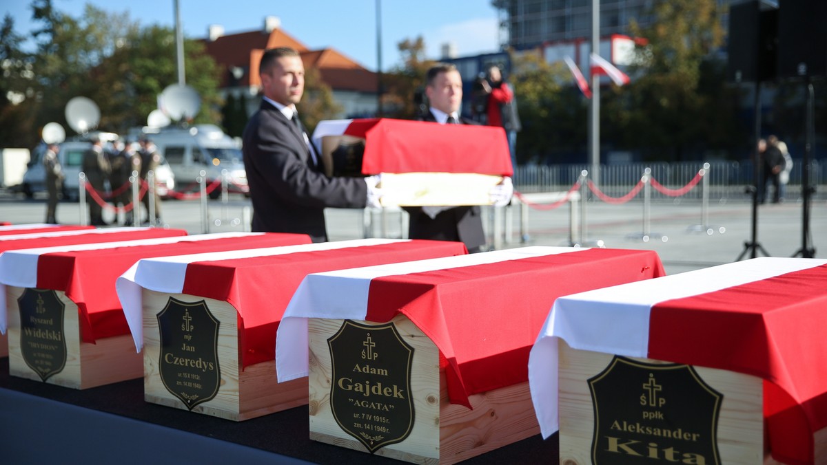 Chociaż stracili życie, ostatecznie wygrali walkę ze złem i niepamięcią - mówił biskup polowy Wojska Polskiego gen. bryg. Józef Guzdek podczas niedzielnych uroczystości pogrzebowych żołnierzy wyklętych.