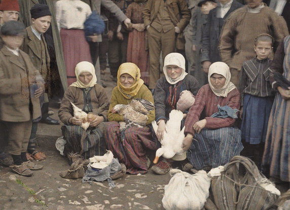 Kobiety sprzedające drób na targu – Kruševac, Serbia (fot. Auguste Léon, 29 kwietnia 1913 r., domena publiczna).