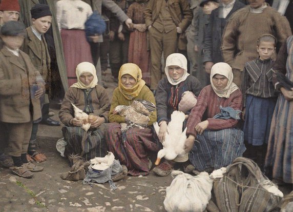 Kobiety sprzedające drób na targu – Kruševac, Serbia (fot. Auguste Léon, 29 kwietnia 1913 r., domena publiczna).