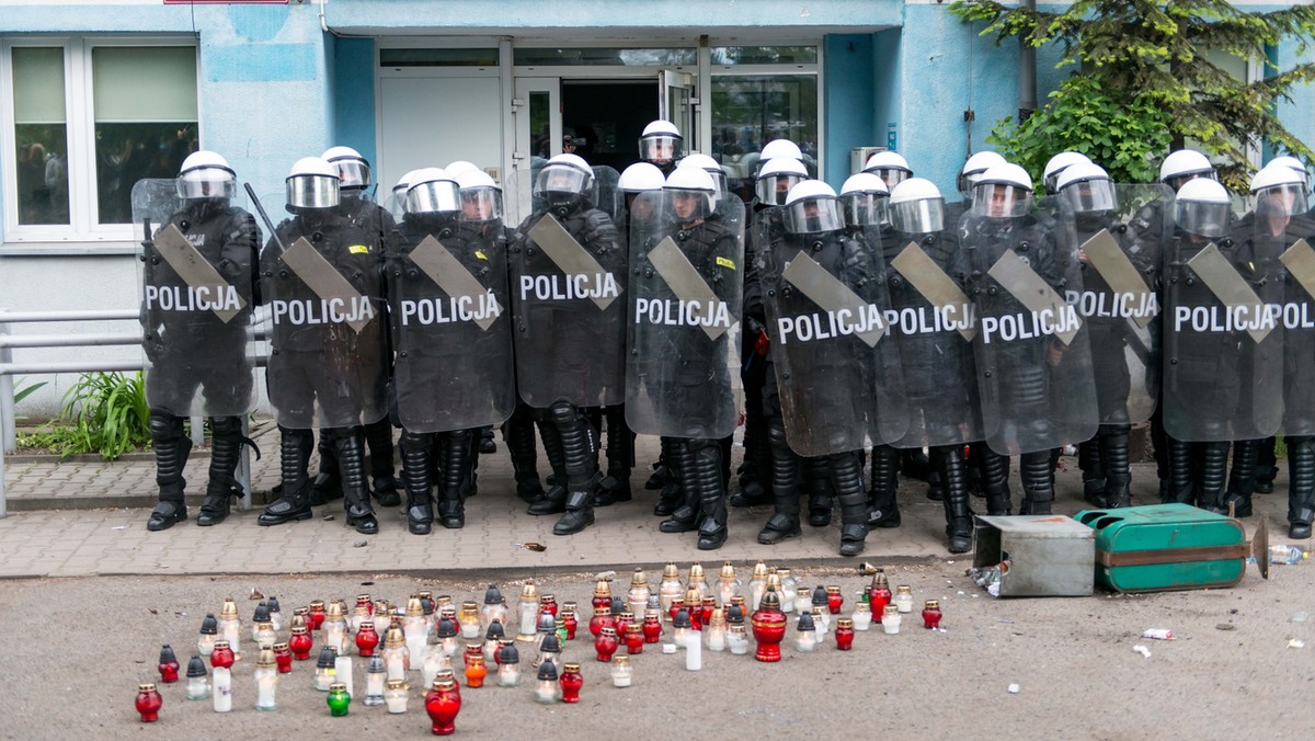 Trzech rannych policjantów i dziewięć zatrzymanych osób - to bilans wczorajszych zamieszek, do których doszło przed komisariatem przy ul. Trzemeskiej we Wrocławiu, gdzie w niedzielę zginął 25-letni Igor S. Dziś do sprawy odniósł się komendant wojewódzki. Zdaniem policji – burdy wywołali zwykli chuligani. Funkcjonariusze przedstawili też nowe okoliczności związane ze śmiercią 25-latka. Policja twierdzi, że według zeznań świadków, mężczyzna był agresywny i nie panował nad sobą.