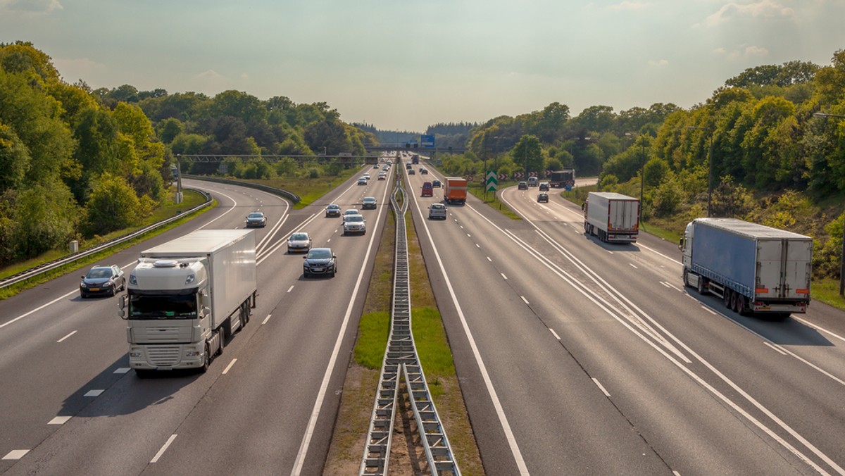 Ruch na autostradzie A2 w kierunku Warszawy, między węzłami Łódź Północ - Łowicz, został wznowiony - poinformowała w środę przed godz. 23 dyżurna Punktu Informacji Drogowej (PID). Trasa była zablokowana na wiele godzin po zderzeniu trzech samochodów ciężarowych.