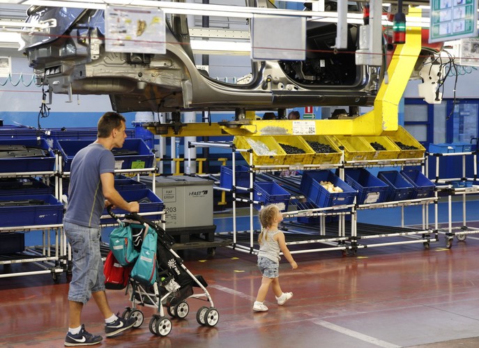 „Na pytanie o nowy model mogę odpowiedzieć tylko to, że patrząc w przyszłość fabryki widzę czysty horyzont. Można to interpretować dwojako: że na horyzoncie nic nie ma, albo, że nad zakładem nie zbierają się żadne ciemne chmury” – powiedział dyr. Greń, zapewniając, że FCA pozostanie stabilnym pracodawcą, największym w Polsce producentem aut oraz jednym z czołowych polskich eksporterów.<br><br>
Dzień Rodzinny GCA Poland w fabryce Fiat Chrysler Automobiles w Tychach <br><br>(mr) PAP/Andrzej Grygiel