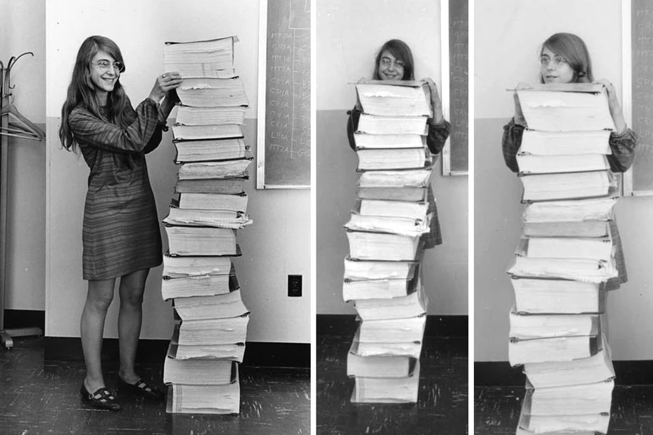 Margaret Hamilton obok spisanego kodu oprogramowania nawigacyjnego dla misji Apollo