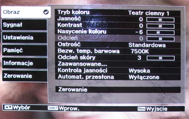 Prezentowane zdjęcie menu zostało wykonane z ręki (sic!) aparatem kompaktowym, obraz był prowizorycznie rzucony na ścianę pokrytą lśniącą tapetą, pokój zaciemniony. Nie było żadnego dodatkowego doświetlenia, lamp błyskowych itd. Mimo to wystarczająco dobrze oddaje ono soczystość obrazu wytwarzanego przez układ optyczny EMP-TW1000.