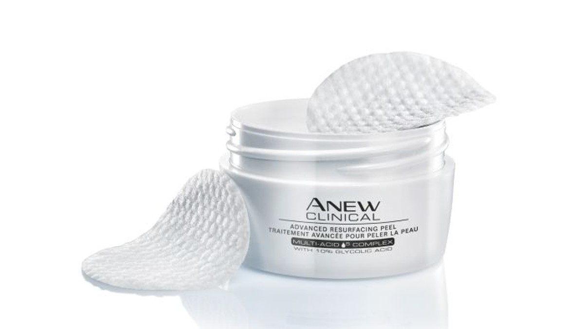 AVON Anew Clinical - peeling złuszczająco - oczyszczający jest doskonałą alternatywą dla peelingu kwasowego. Płatki wyrównują koloryt skóry, minimalizują przebarwienia, zmniejszają pory i przywracają promienność cery. Mieszanka kwasu hialuronowego i kwasu glikolowego dają gwarancję głębokiego nawilżenia.