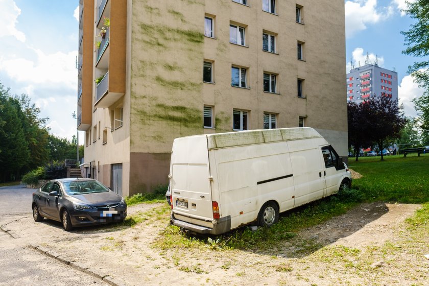 Biały transporter to kolejny samochód Andrzeja M., którym jeździł na handel na targowiska. Śledczy przeszukiwali dziś jego zawartość.