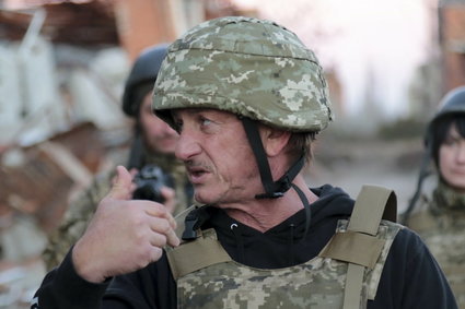 Sean Penn sfotografowany na ukraińsko-rosyjskim froncie. Aktor zbiera materiały do filmu