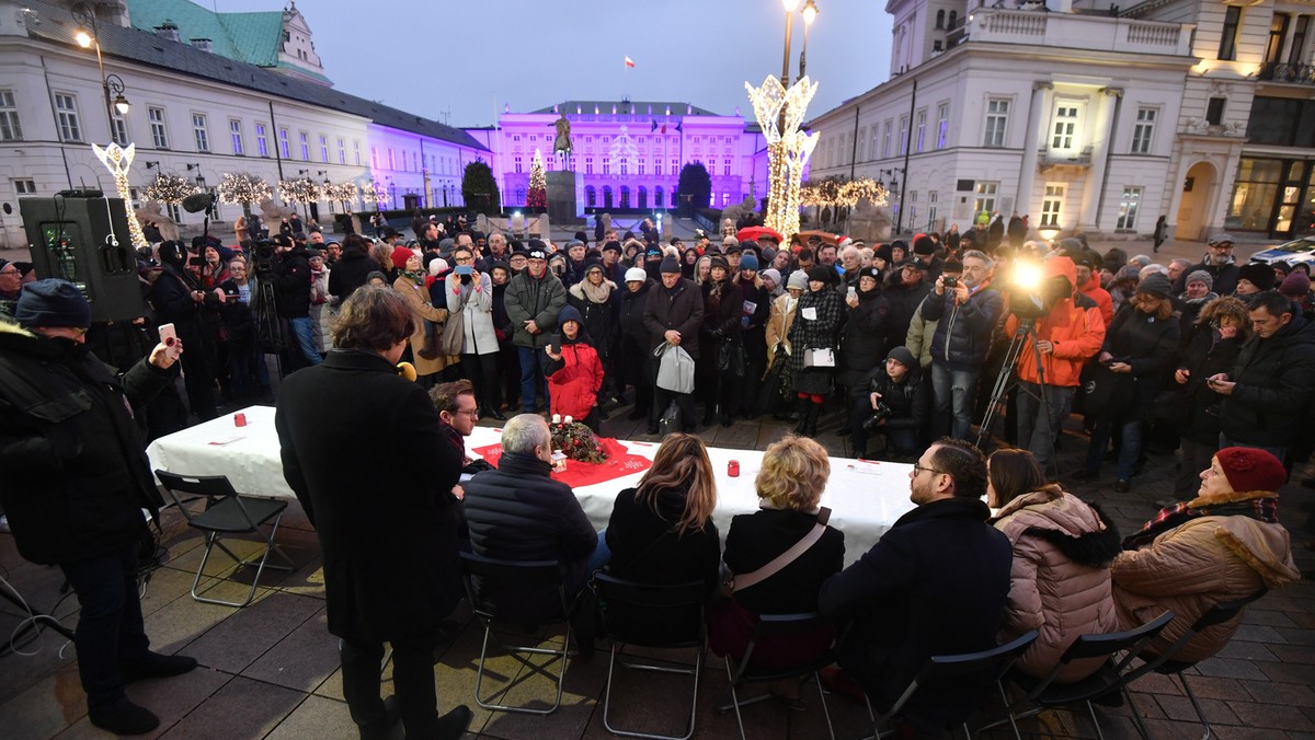 17c24011 - WARSZAWA SPOTKANIE WIGILIJNE PRZED PAŁACEM PREZYDENCKIM (Organizacje pozarządowe przy świątecznym stole)