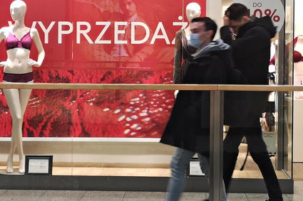 Sklepy zaciskają pasa i tną promocje. Są dwa wyjątki