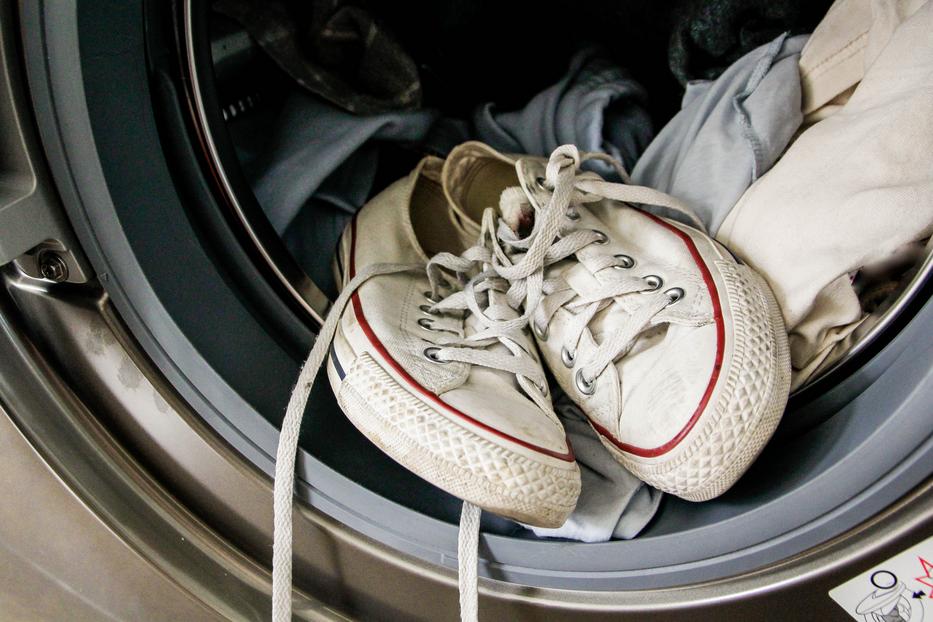 Ilyen egyszerű megtisztítani a koszos fehér vászoncipőt. Fotó: Getty Images