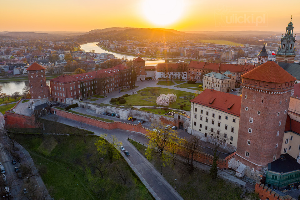 Wiosna jak z bajki w Krakowie. Zachód słońca z widokiem na Wawel
