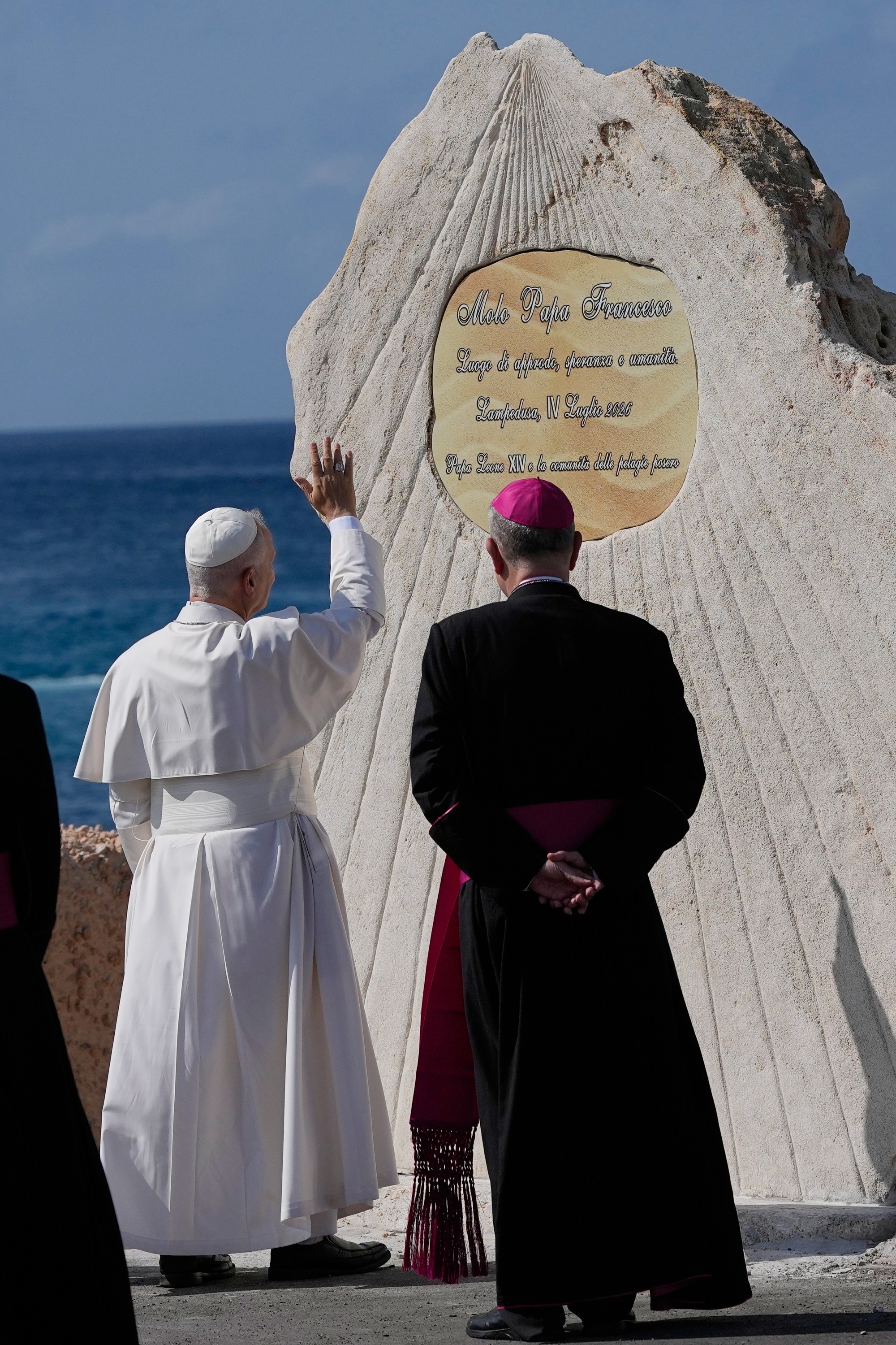 Pápež Lev si na ostrove Lampedusa uctil pamiatku obetí v radoch migrantov.