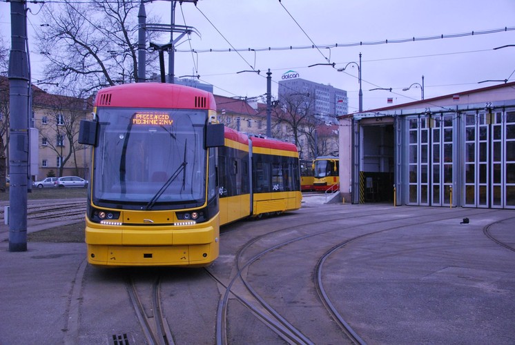 - W nowej perspektywie 2014-2020 samorządy otrzymają nawet 13 mld zł na rozwój komunikacji tramwajowej - wylicza Tomasz Szuba, prezes grupy Tines.
A to oznacza, że nadciąga tramwajowy boom. Z planów polskich miast wynika, że w tym okresie zostanie zakupionych ok. 600 nowych tramwajów, a wybudowanych 100 km nowych linii. <br>
Wykonawcy na to czekają. W 2015 r. krakowska grupa ZUE realizowała szereg zleceń, np. przebudowę zajezdni Pogodno w Szczecinie za 110 mln zł oraz kilka kontraktów w Warszawie,  np. budowę nowej linii tramwajowej na Tarchomin. I ostrzy zęby na kolejne. <br>
- Inwestycje w infrastrukturę tramwajową zapowiadają się interesująco, co wynika z nacisku kładzionego przez UE na czystą, niskoemisyjną komunikację. Rynek oczekuje na przetargi – twierdzi Wiesław Nowak, prezes ZUE. <br>
Torpol w ubiegłym roku pracował przy kontraktach tramwajowych: w Polsce i Norwegii. <br>
- Polski rynek tramwajowy to jeden z największych na świecie pod względem potrzebnych nakładów  na modernizację infrastruktury i wymianę taboru – przypomina Tomasz Sweklej, prezes Torpolu. <br>
Na zdj. Jazz dla Warszawy. Pesa dostarczyła w 2015 r. do stolicy 80 pojazdów z tej rodziny
