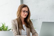 Faktury nie tylko znikają w KSeF. Niektóre tam nie trafiają