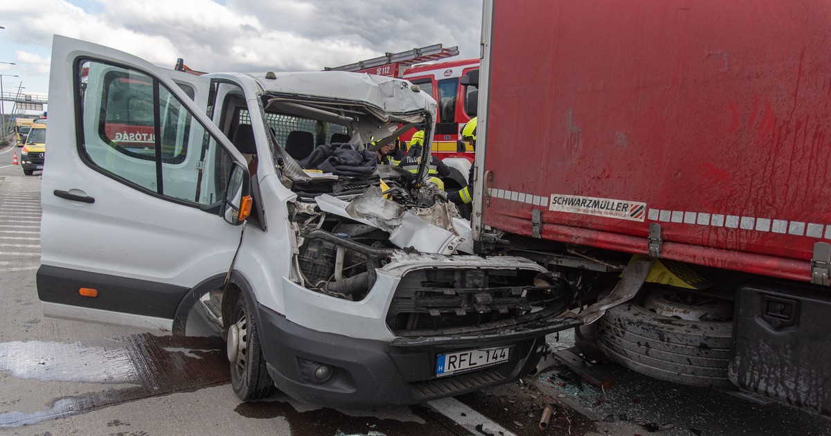 Drámai fotókon a brutális baleset az M0-s autóúton: kamion és kisteherautó ütközött