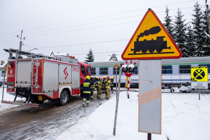 O krok od tragedii w Poroninie. Kierowca wjechał pod pociąg